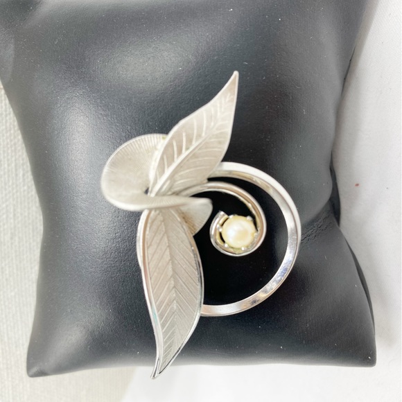 Vintage Abstract Swirl Leaf Silver Brooch spin with Pearl - Picture 2 of 4